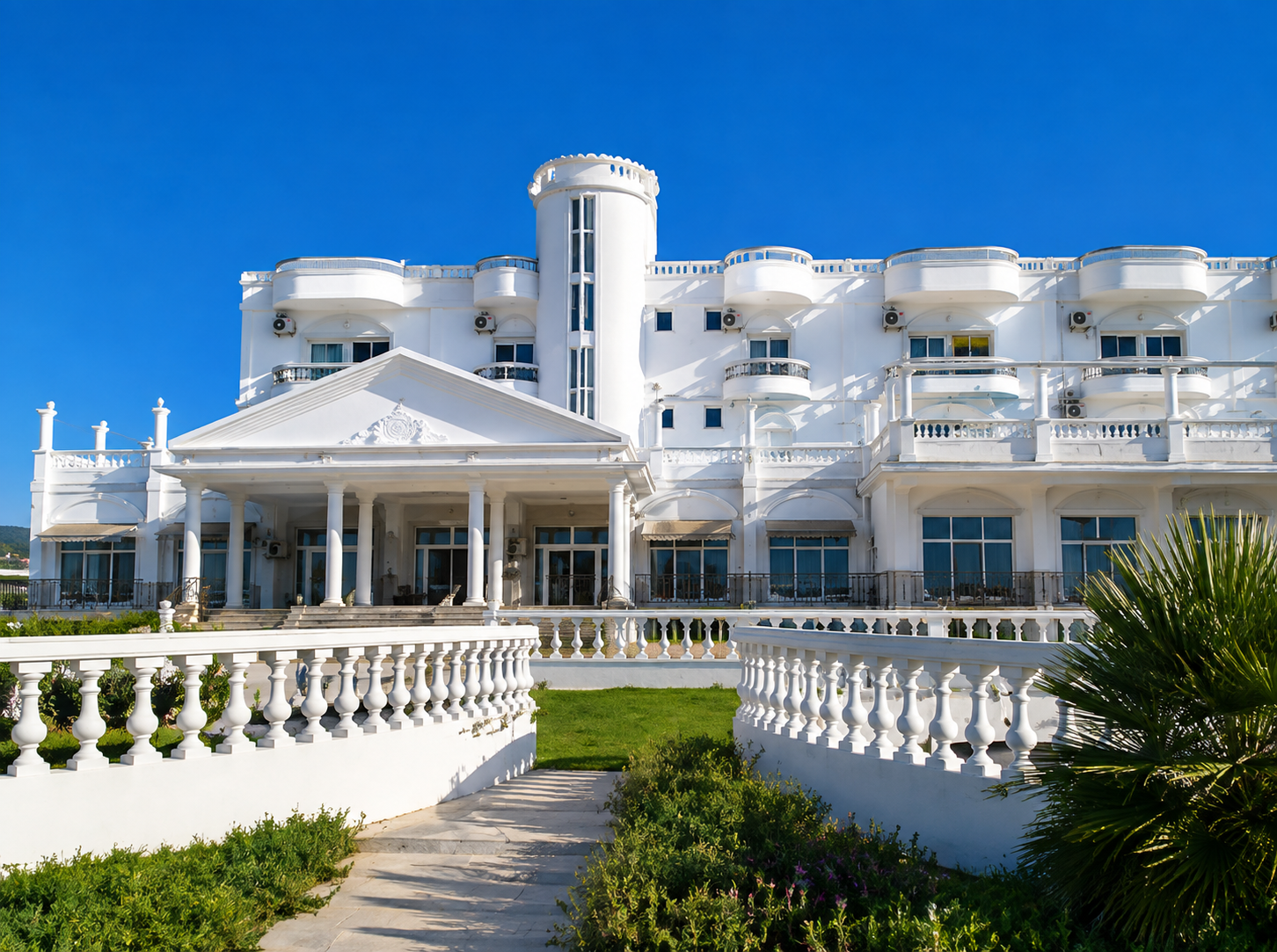 Le Mediterraneen Hotel