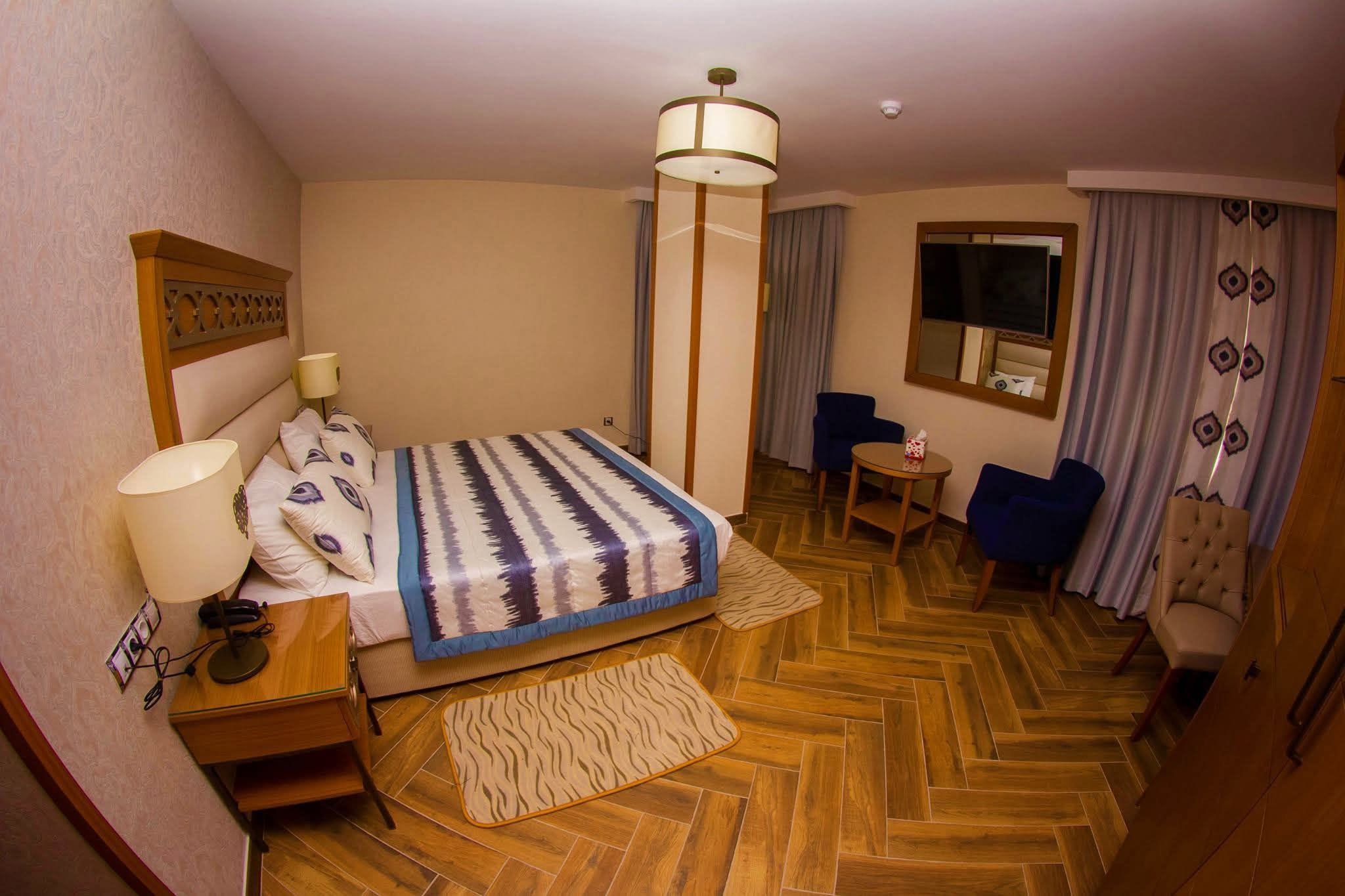 Connecting Rooms 5P