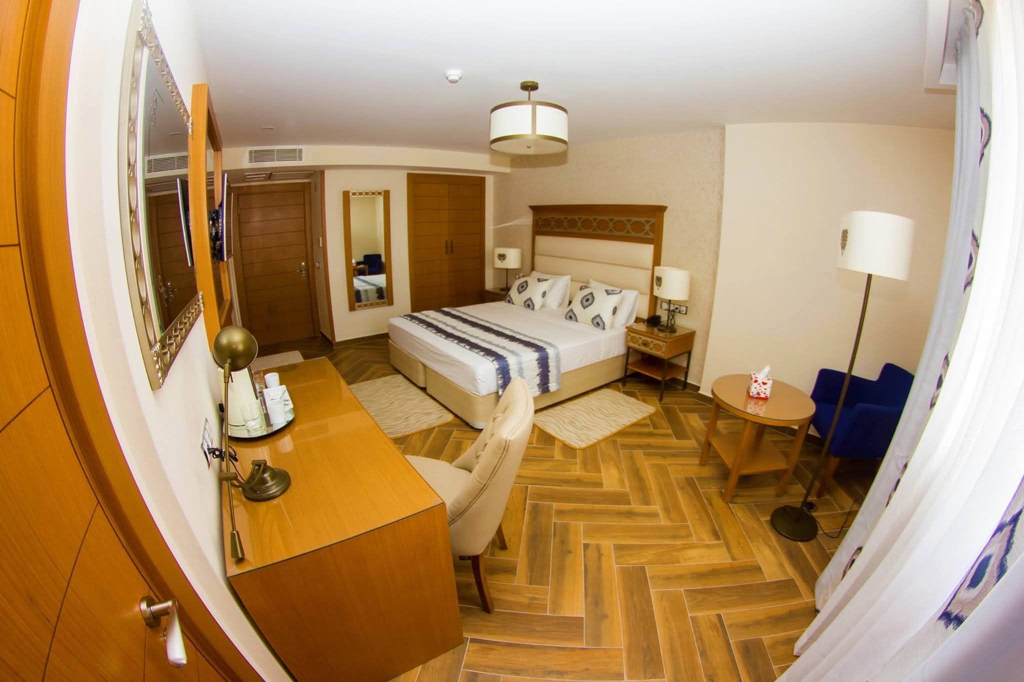 Connecting Rooms 4P